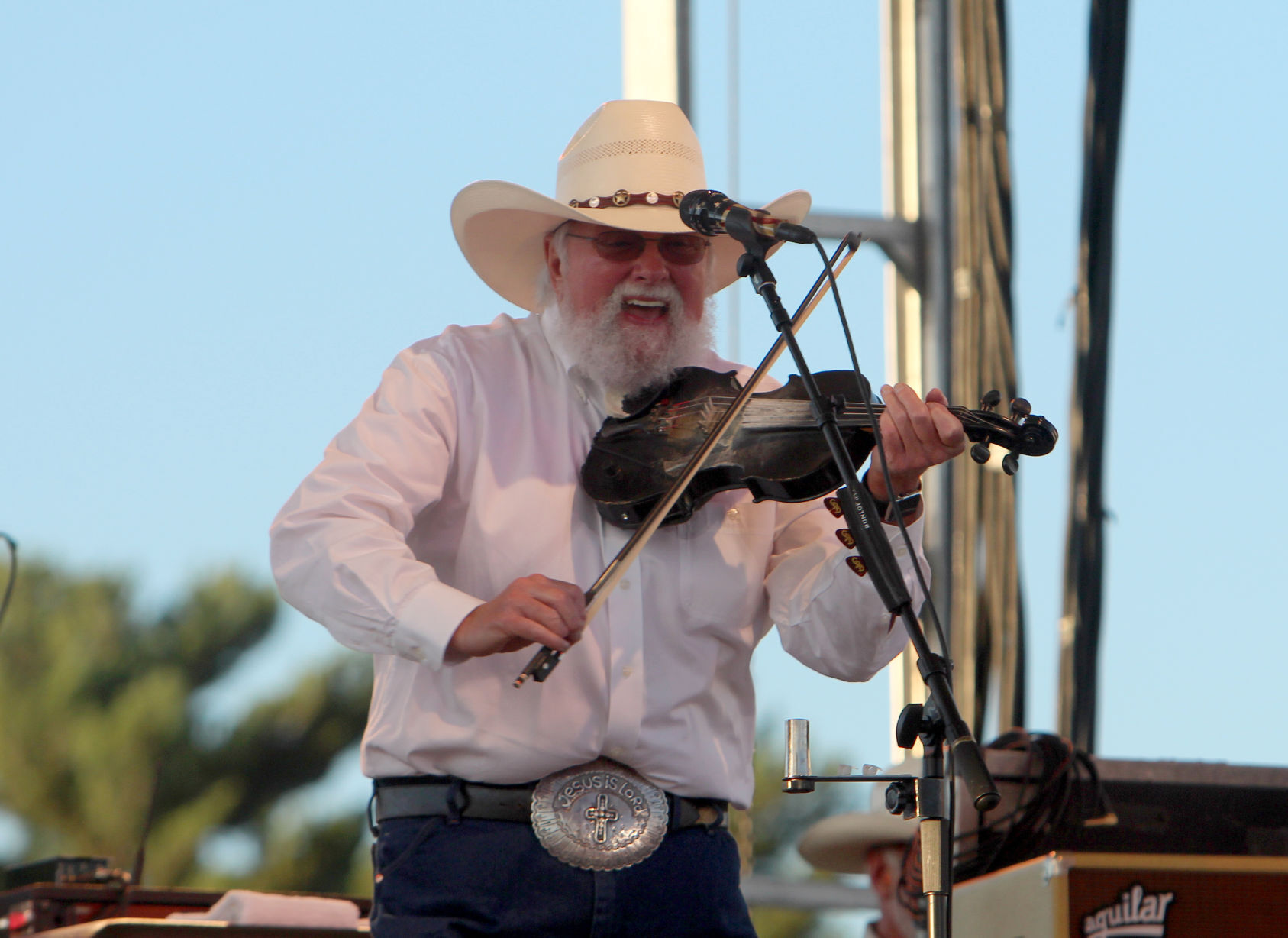 Sawin' on a fiddle and playin' it hot